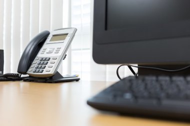 Oda Servisi ofisi telefon ve bilgisayar tablo üzerinde çalışmak