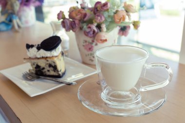 sıcak bir içecek süt kek sabah ile 