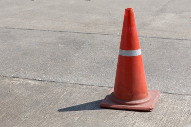 sokak kullanılan uyarı işareti yolda trafik koni