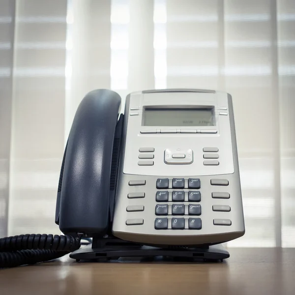 ルーム サービス営業所のテーブル作業の電話 — ストック写真