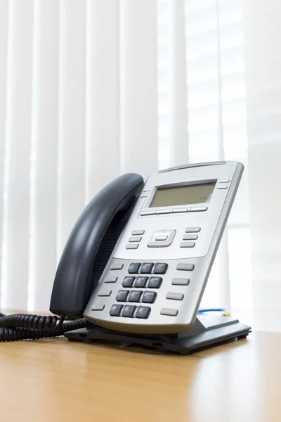 Telefone na mesa de trabalho de escritório de negócios de serviço de quarto — Fotografia de Stock