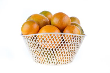 Beyaz arka plan üzerinde izole turuncu meyve sepeti,