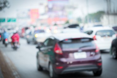 Şehrin trafik sıkışıklığı ile yolda araba araba