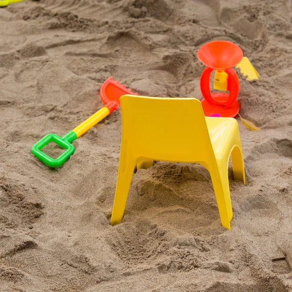 砂を再生するための子供のおもちゃは、遊び場でお楽しみください。 — ストック写真