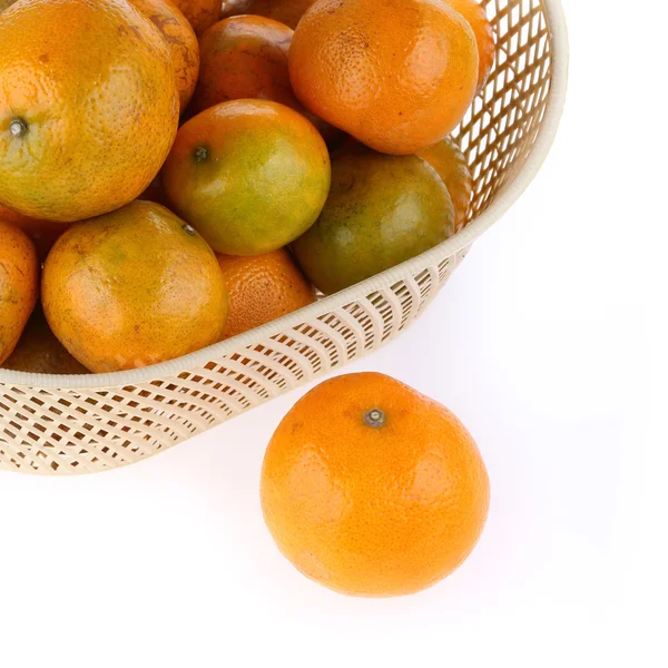 Fruta laranja em cesta, isolada sobre fundo branco — Fotografia de Stock