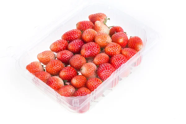 Rote reife Erdbeere in Kunststoffverpackung, isoliert — Stockfoto
