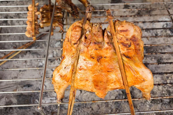 Varmt rostat kyckling på rökt grill grill — Stockfoto