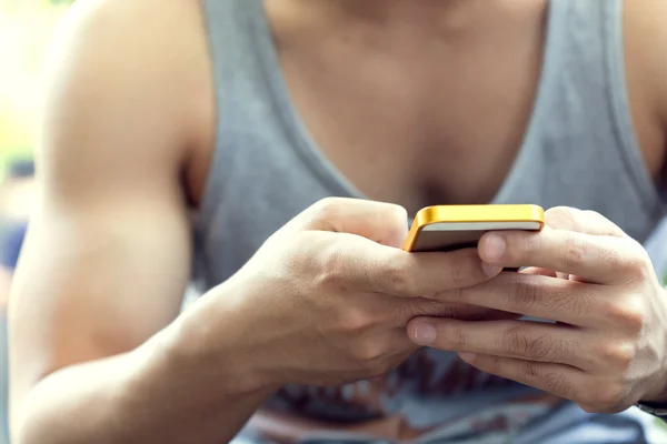 Estilo de vida joven usando un teléfono móvil con mensaje de texto —  Fotos de Stock