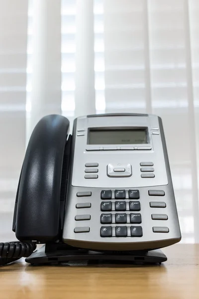 Teléfono sobre mesa trabajo de servicio de habitaciones oficina de negocios —  Fotos de Stock