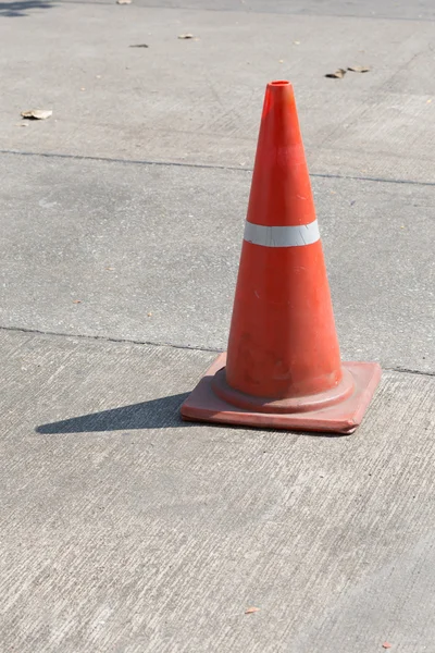 Cone de tráfego na rua usado sinal de aviso na estrada — Fotografia de Stock