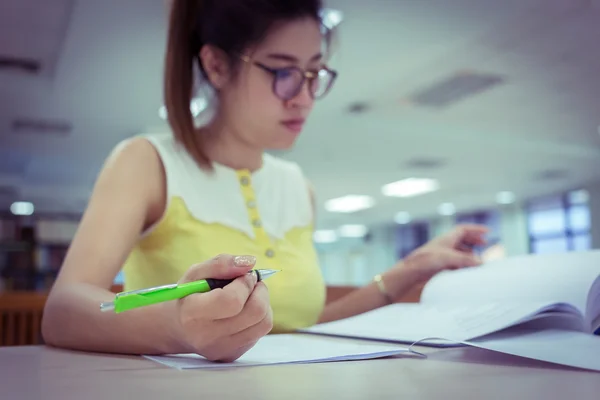 Mujer trabajadora trabajaba en la oficina de negocios —  Fotos de Stock