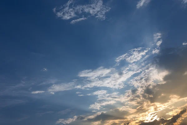 Coucher de soleil coloré ciel arrière-plan avec nuages et lumière du soleil — Photo