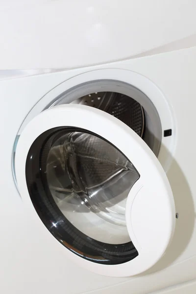 Біла пральна машина для прибирання домашнього одягу — стокове фото