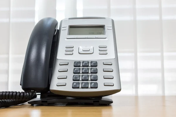 Telefono su tavola lavoro di ufficio di affari di servizio di camera — Foto Stock