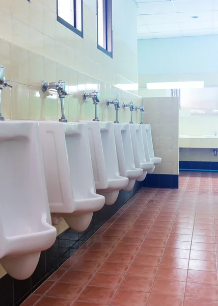 Reihe weiße Pissoirs in Herren-Toilette — Stockfoto