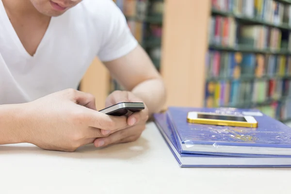 Estilo de vida de la educación del joven estudiante usando un teléfono móvil —  Fotos de Stock