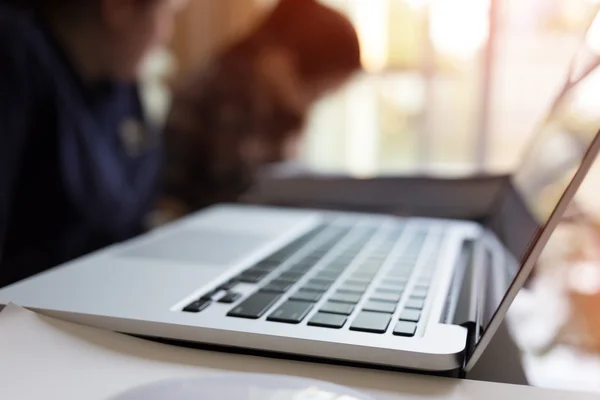 Menschen mit Laptop arbeiten im Homeoffice im Wohnzimmer — Stockfoto