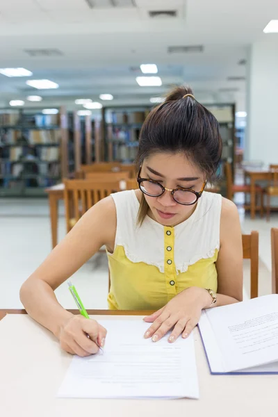 Estudio de educación, mujer escribiendo un documento, mujeres trabajadoras —  Fotos de Stock