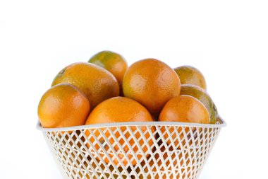 Beyaz arka plan üzerinde izole turuncu meyve sepeti,