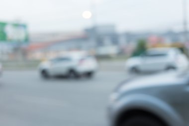 Şehrin trafik sıkışıklığı ile yolda araba araba