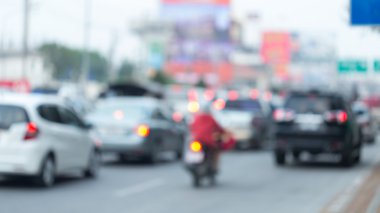 Araba ve motosiklet sürüş trafik yolda şehirde reçel