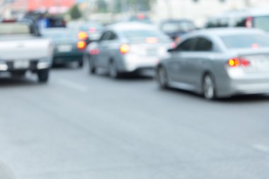 Şehrin trafik sıkışıklığı ile yolda araba araba