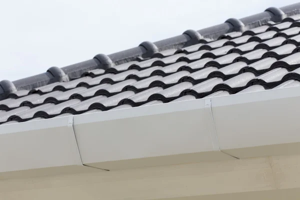 Білий жолоб на даху верхньої частини будинку — стокове фото