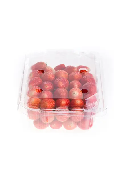 Fresa roja madura en caja de plástico de embalaje — Foto de Stock