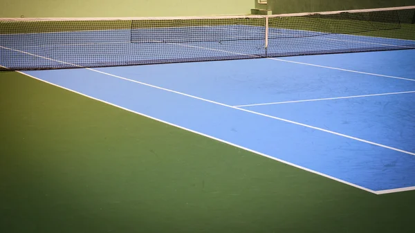 Синий и зеленый теннисный корт — стоковое фото