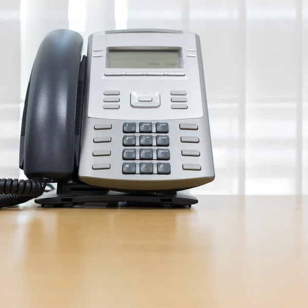 Téléphone sur la table du bureau d'affaires du service en chambre — Photo