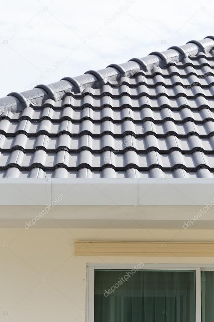 canaleta blanca en la azotea de casa — Foto de stock © Sutichak #83702466