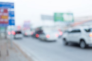 Şehrin trafik sıkışıklığı ile yolda araba araba