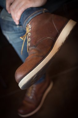 kahverengi çizme deri ayakkabı ve giyim jean pantolon