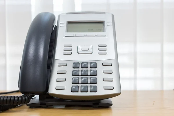 Telefone na mesa de trabalho de escritório de negócios de serviço de quarto — Fotografia de Stock