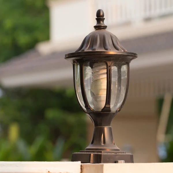 Lámpara de luz en la puerta delantera de la decoración del hogar — Foto de Stock