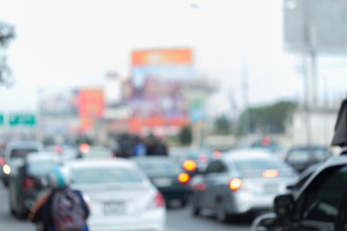 Şehrin trafik sıkışıklığı ile yolda araba araba