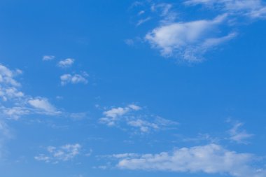 Mavi gökyüzü hava arka plan beyaz bulutlar ile