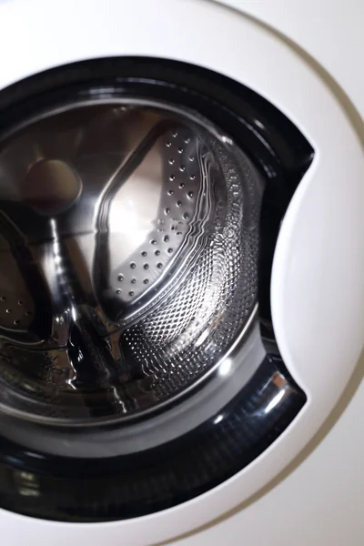 Beyaz çamaşır makinesi temizlik ev işi ceketler — Stok fotoğraf