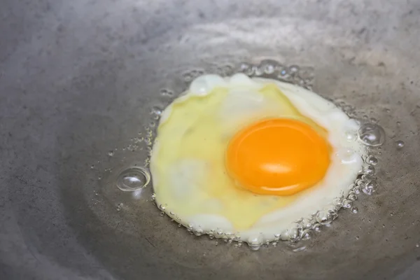 Cocinar huevo frito en sartén caliente con aceite — Foto de Stock