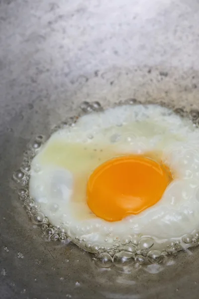 Cocinar huevo frito en sartén caliente con aceite — Foto de Stock