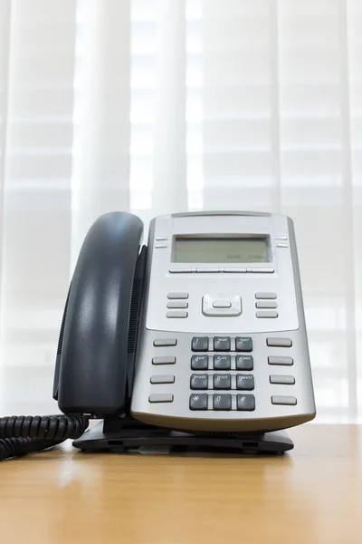 Téléphone sur la table du bureau d'affaires du service en chambre — Photo