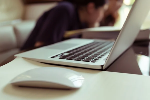 Menschen mit Laptop arbeiten im Homeoffice im Wohnzimmer — Stockfoto