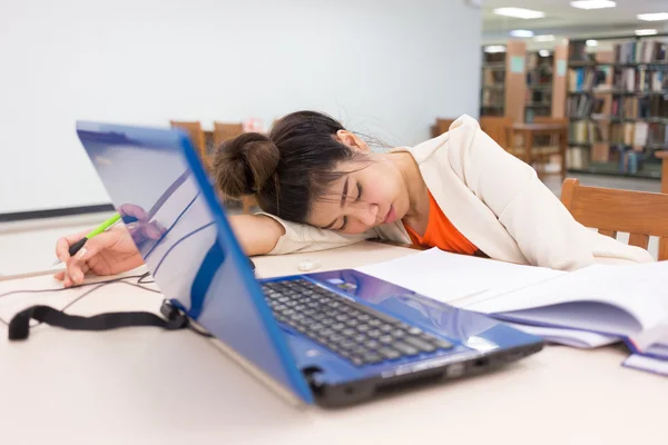 Lavoro donna dormire su un tavolo ufficio — Foto Stock