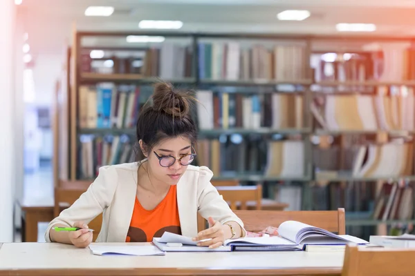 Estudo educação, mulher trabalhou na biblioteca — Fotografia de Stock