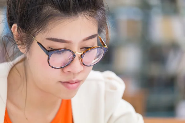 Primer plano imagen cara de la mujer con gafas — Foto de Stock