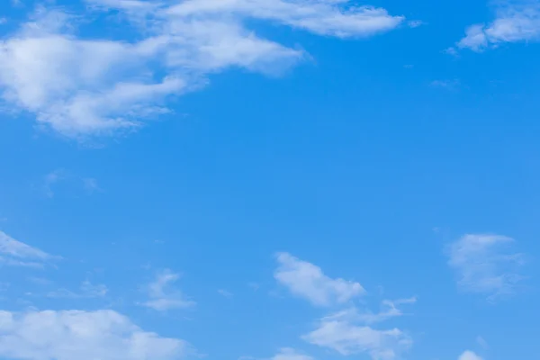 Cielo blu sfondo meteo con nuvole bianche — Foto Stock