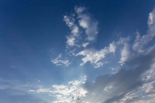 Luz del rayo de sol sobre fondo azul del cielo con nubes y luz solar — Foto de Stock