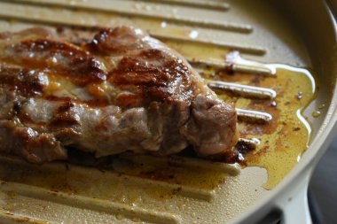 Mutfakta et ızgarası, protein yemeği.