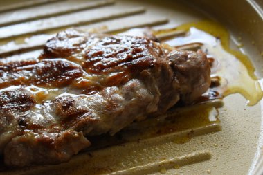 Mutfakta et ızgarası, protein yemeği.