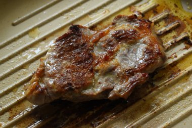 Mutfakta et ızgarası, protein yemeği.